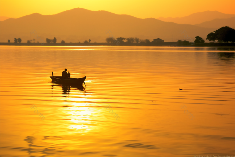 唯美金色的夕阳洒满湖面小船美景摄影图,高清,摄影图,摄影图片,图片大全,摄影图免费下载